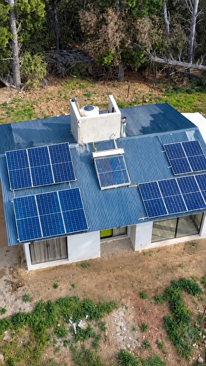 Vista aérea de vivienda con instalación de paneles solares