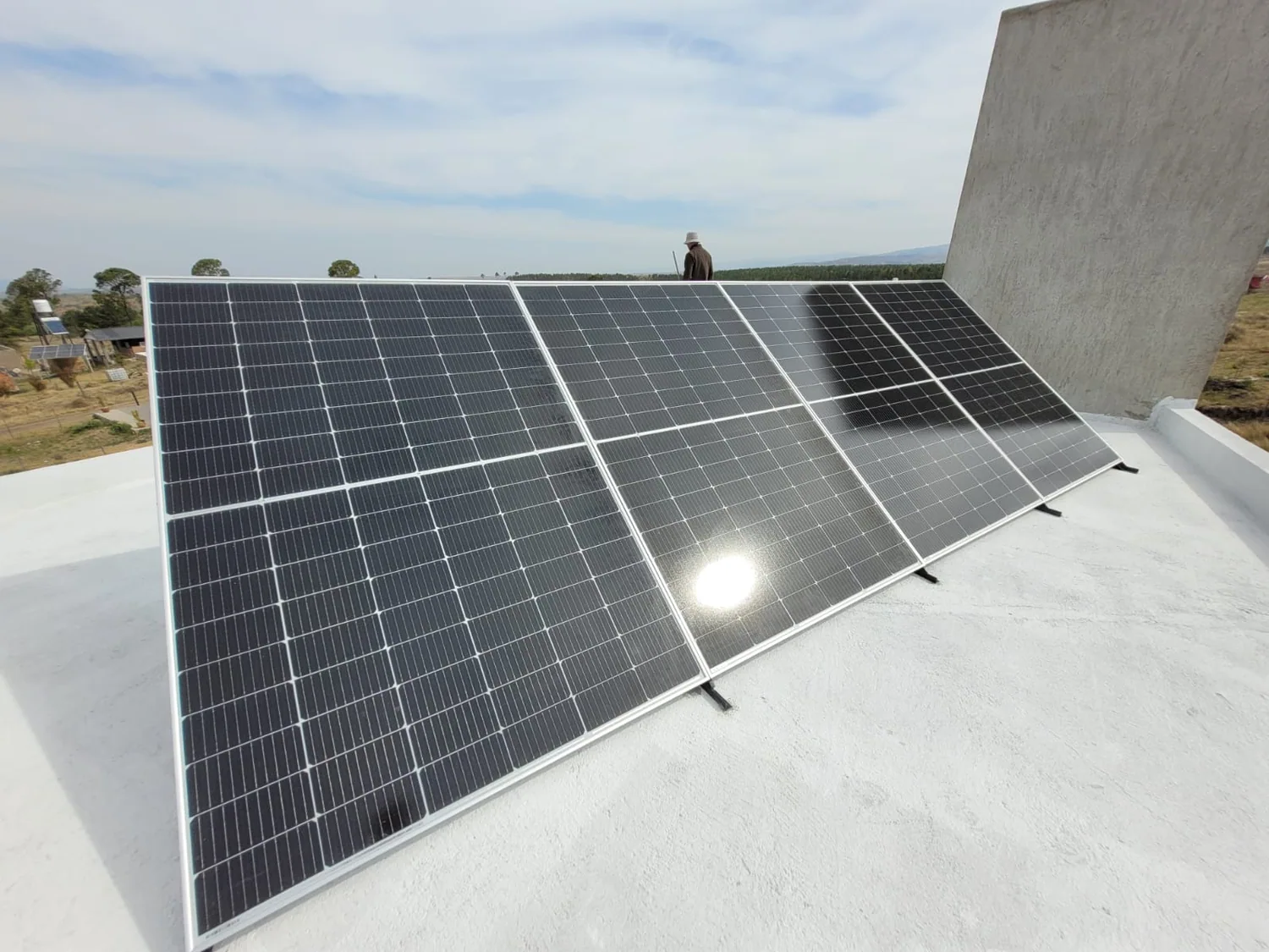 Estructura de paneles solares en el campo