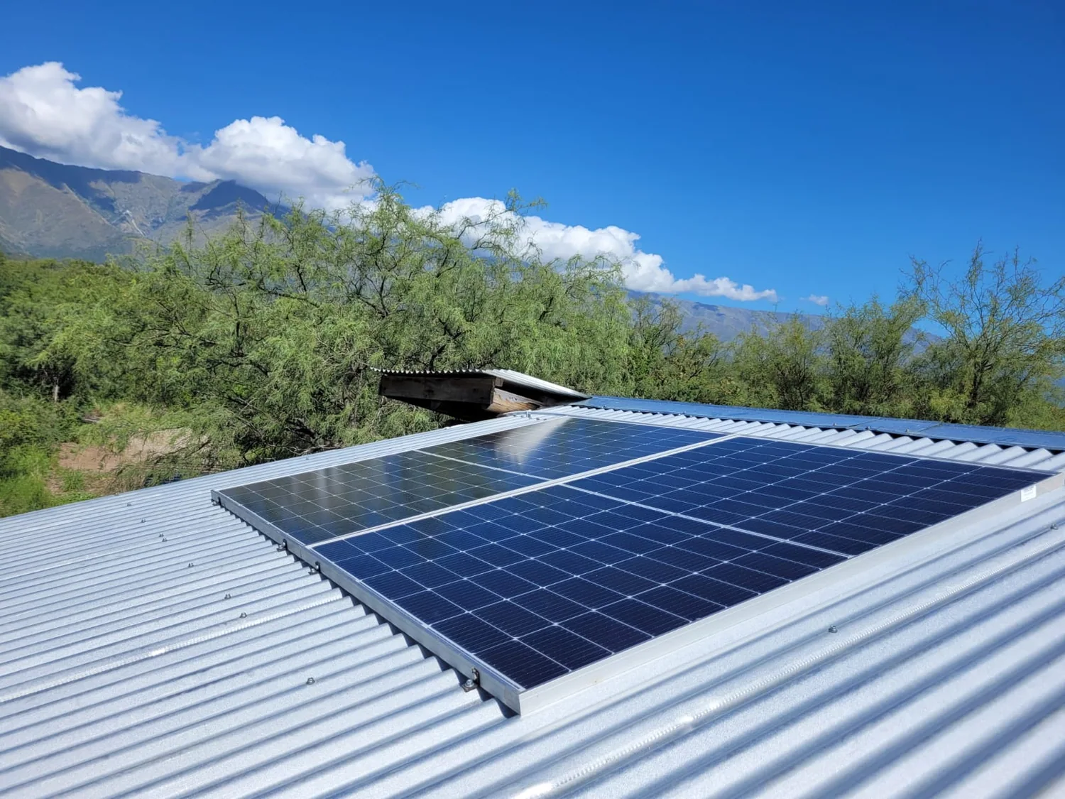 Paneles solares sobre techo en instalación real