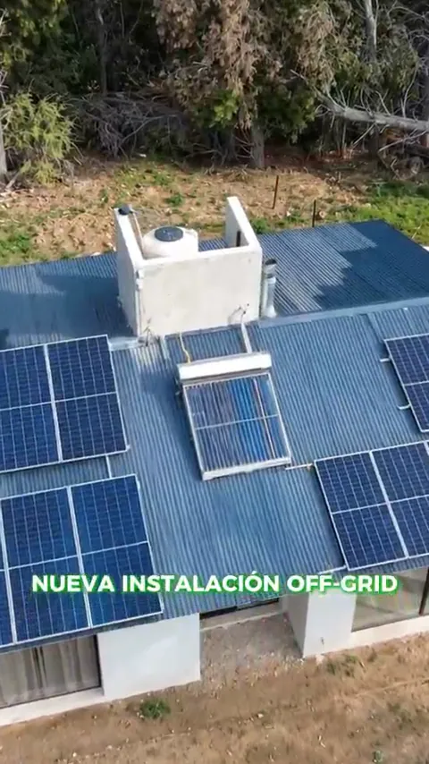 Vista de instalación OFF-GRID con paneles e inversor